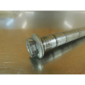 Axe de roue arrière + ecrou Honda CBR 1000 1987-1999/ CBR 1100 42301-MM5-000